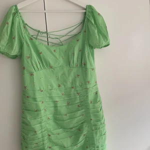 Klänning - Oanvänd klänning från Nelly med prislappen kvar. Storlek 42 men passar mig som i vanliga fall är en 40. 