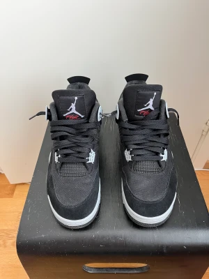 Air Jordan 4 Black Canvas - Köpta från SolePlus, har kvitto Knappt använda jordan 4 Skick 9.5/10 Nypris: 5000kr