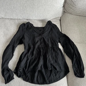 Svart blus/topp  - Använder inte längre så säljer därför💕
