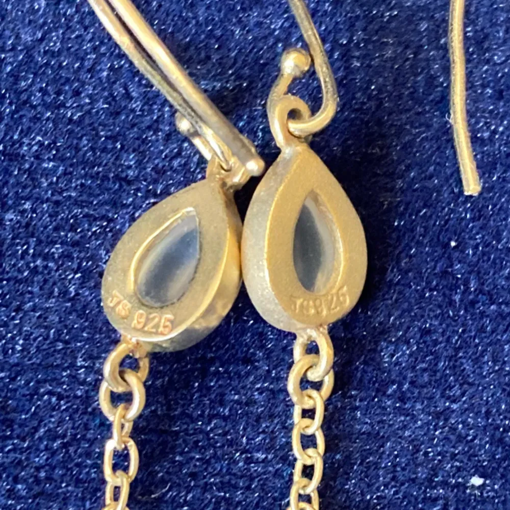Beautiful Julie Sandlau eardrops in Sterling silver with 22carat goldplated and White gemstones. Accessoarer.