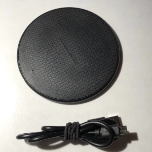 Laddplatta - Superfin laddplatta. Testad någon gång, funkar perfekt! En platta och en kort laddningskabel ingår ❌Köp nu❌om ni är intresserade kan ni skriva på dm, och skriva vilken telefon ni har så kan jag kolla om den funkar till er telefon. (Funkar till de flesta) 