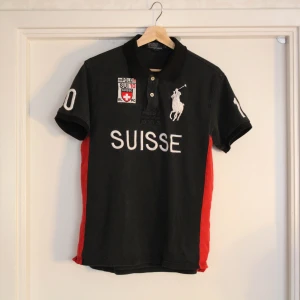 Vintage Ralph Lauren Polo Shirt - Storlek large men liten i storleken så passar både large och medium (har oftast medium och är 185). Bra skick, använd men inga hål eller fläckar. Skicka gärna ett medelande för frågor och/eller fler bilder på plagget.