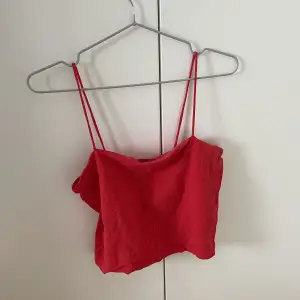 Rött linne - Ordinare från Gina Tricot - Storlek L - Köparen betalar för frakt - Inga returer - Betalning via köp direkt 
