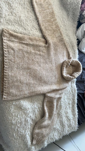 Tjocktröja - Perfekt tjocktröja att ha en sen sommarkväll! Den är nästan helt oanvänd och i toppskick! Den är i storlek S/M men är oversized så passar garanterat L också!💕