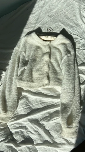 Vit Tjocktröja - En supermysig tjocktröja från Gina tricot💕 perfekt till både jeans och över klänningar💙andvänd fåtal gånger och säljer pga att jag har liknande tröjor 💘