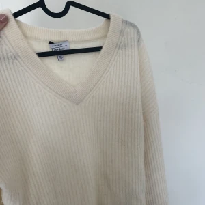 Tröja - Stickad tröja från & other stories! Snålt använd och riktigt bra skick! Storlek M! Strechig och bra! Krämvit!