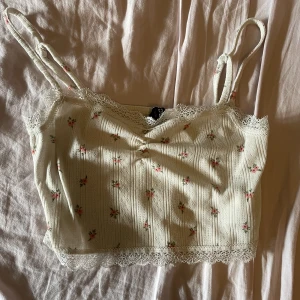 blommigt linne - en jätte söt oanvänd topp med jätte fint tyg. den är rätt kort och tunn så bra till sommaren. Köparen står för frakt💕