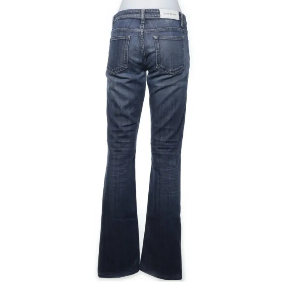 assnygga jeans med lågmidja från acne! jättefinfärg och bra skick. Jeans & Byxor.