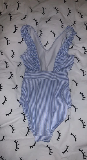 Badkläder - Helt oanvänd baddräkt från hm jag fått i present för några år sedan, säljer pågrund av att jag inte kommer använda den och den bara ligger hemms och tar plats💓