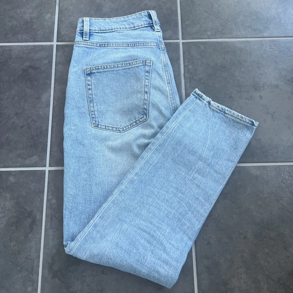 Säljer nu desaa oanvända jeans pga fel storlek. Storlek Small från Lager 157.  Nypris va 300 kr så hade tänkt mig 200, kom annars me förslag💕 Köparen står för frakten, kan mötas upp runt Uppsala. Jeans & Byxor.