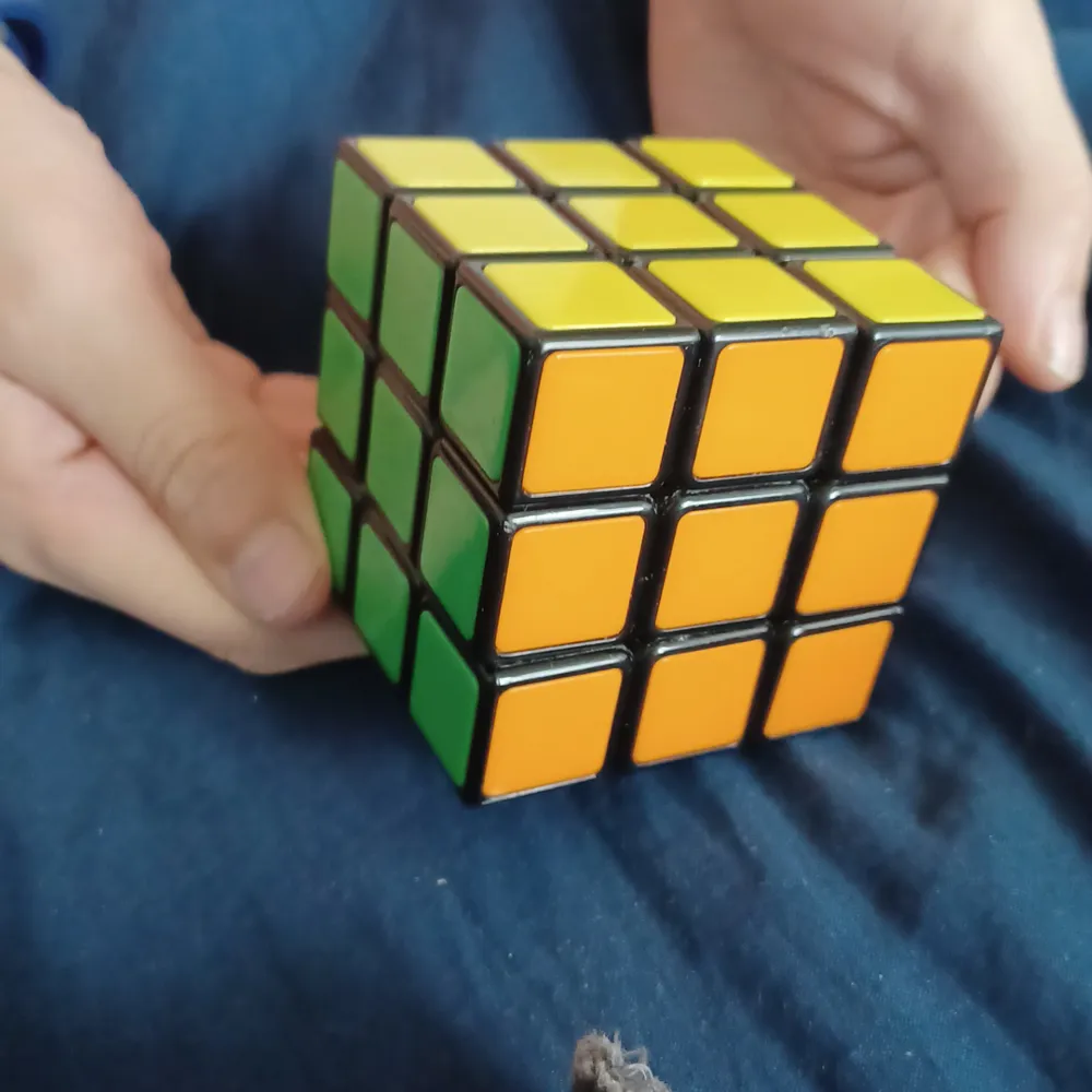 Det här är en vanlig kub alltså inte en speed cube. Den här är perfekt för den som håller på att lära sig och inte håller på med avancerade algoritmer. Säljs utan detvita stödet. Originalpriset är 120 kr.. Övrigt.