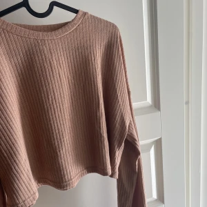 Tröja - Tröja som är helt oanvänd! Bra skick i storlek M. Färg: beige/kamel!💛🧡