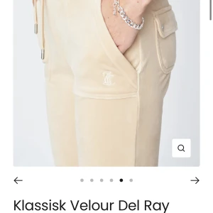 Juicy byxor - Super sköna och snygga juicy byxor i bra skick, köpt för 1200 men säljer för 600 eftersom att dom inte kommer till användning💕💕(pris kan diskuteras)