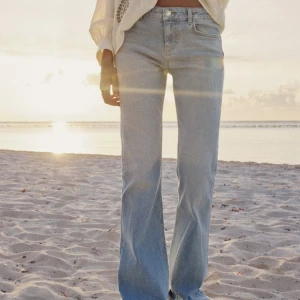 ljud blå jeans från zara - Super snygga lågmidjade jeans från zara, använt 1 gång💕