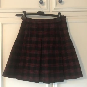 Plaid kjol - Plaid kjol som går till lite över knäna!! Köpt second hand och sen inte använd.