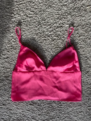 Pyjamas linne  - Pyjamas linne från BikBok som är för liten för mig och som är oanvänd. Säljer även tillhörande byxor. Nypris: 229kr