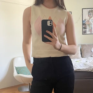 Ärmlös tröja - En rak ärmlös tröja perfekt för skola och jobb🌷 Måtten är: Hals till botten - 41 cm Bredd - 39 cm