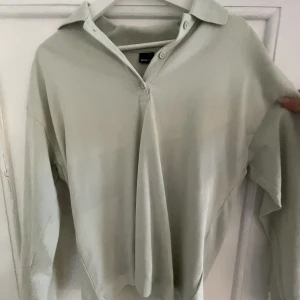 Långärmad med krage - Mintgröna oversize långärmad. Använt 1 gång. 