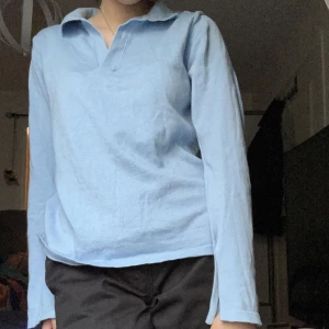Djerf Avenue Getaway Top Blue - Fin tröja från Djerf i väldigt fint skick, säljer då jag inte får så mycket användning för den nå mer. Nypris 999kr