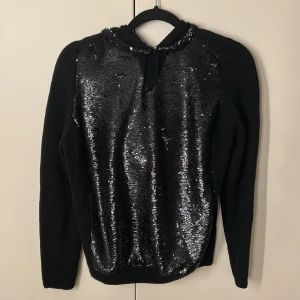 Maje hoodie - Säljer mina fina maje stickade hoodie i ste 1 som motsvarar XS/S. Nypris 1500kr mitt pris 500kr🫶🏽köparen står för frakt!