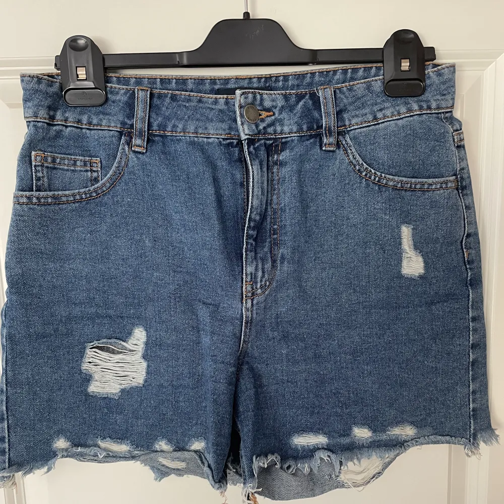 Mörkblåa jeans short från pieces, använda men i gott skick . Shorts.