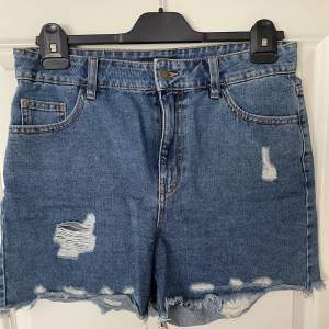 Mörkblåa jeans short från pieces, använda men i gott skick 
