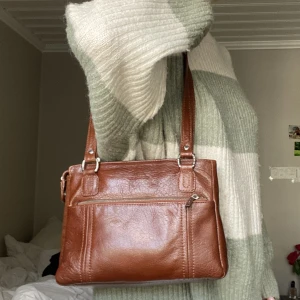 Väska - Väska köpt i Kalmar i nån liten butik super söt mörkbrunt läder typ med massa fickor inne otäck utanpå