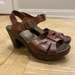 Dasia sandal med klack  - Sandaler i fint skick