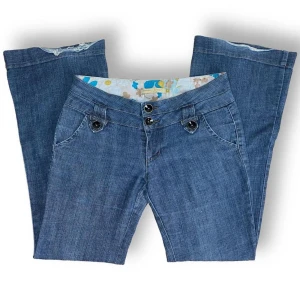 Boom Boom Jeans  - Y2K jeans från Boom Boom Jeans Märkt som storlek 11. Fickor både fram och bak. Se första bilden för slitna sömmar i slutet av jeansen. Blekt mellan benen, se sista bilden. ⚠️Mått liggande: Grendjup 22 &  Midjebredd (lågmidjad) 52cm 