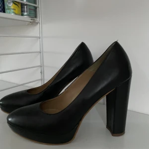 Klackar från tamaris - Jättefina, höga(typ 12 cm) klackar från tamaris, dom är i jättebra skick och passar verkligen till det mesta, trots höjden är dom inte alls svåra att gå i, dom är storlek 40 men är ganska små i storleken. Priset kan diskuteras!