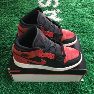 Air jordan 1 mid banned 2020 (GS) - Size US 4Y = EU 36. Condition 8/10. Replacement box. Please send a message before buying.