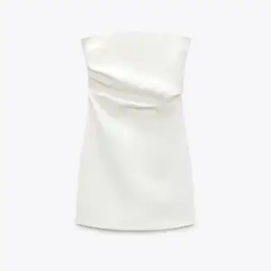 Enkel och stilren vit studentklänning från Zara i storlek S💗Aldrig använd då den var tänkt som studentklänning men jag hittade en annan så säljer denna, köpte den för 359 men säljer den för 299🤍