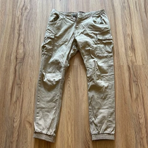 beige cargos - Beige cargo byxor, det står inte hur stora men de passar mig som är 33/32