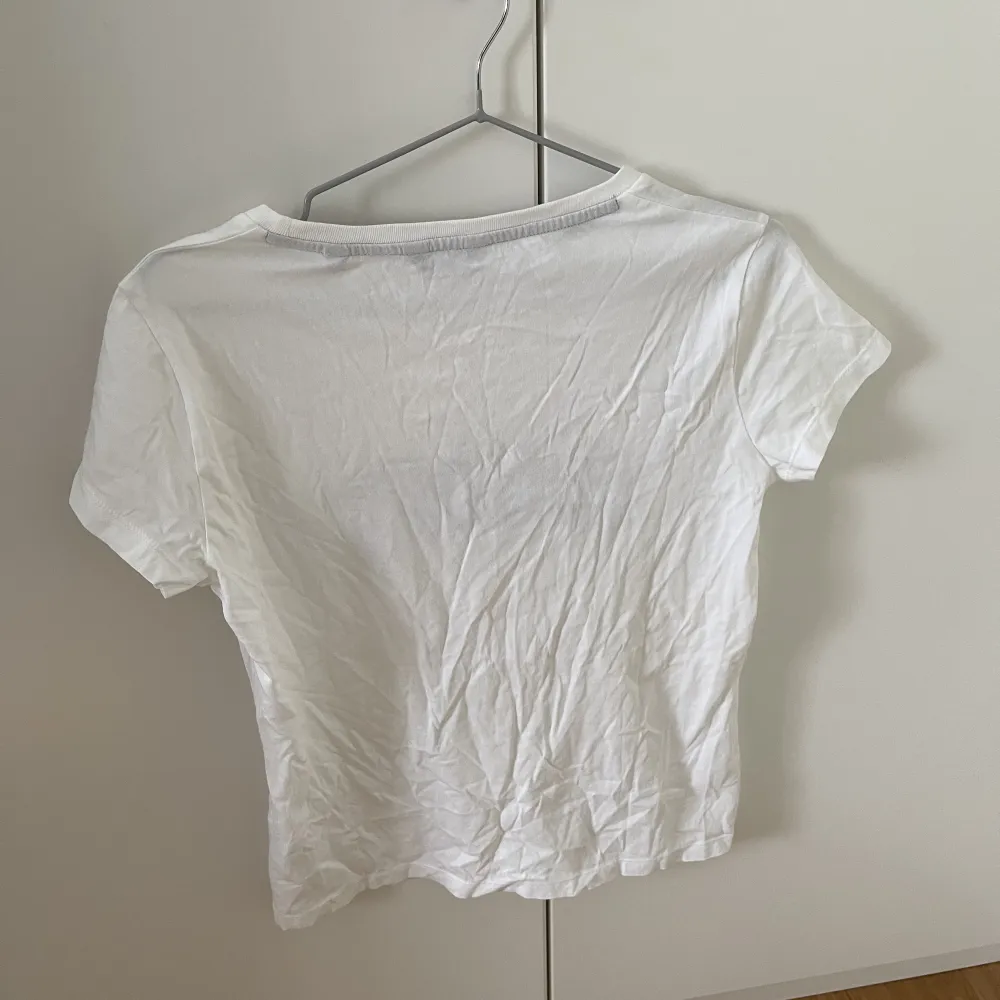 Gant t-shirt - Storlek M - Oanvänd, endast skrynklig för att den legat längst ner i lådan - Köparen betalar för frakt - Inga returer - Betalning via köp direkt . T-shirts.