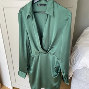 Klänning från Zara - Klänning från Zara. Inköpt 2022. Använd fåtalgånger, väldigt fint skick.   Storlek M, passat mig som vanligtsvis är en S. 