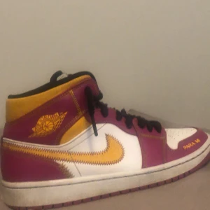 Jordan 1 mid - Riktigt fräscha sommar skor! Skick 7/10. Ny pris ca 1900  men Säljer de för 500 men pris kan diskuteras. Storlek 42 men funkar för 41. säljer de för att de blev försmå för mig.
