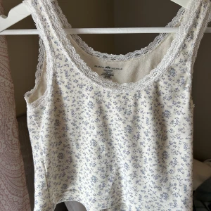 Linne - Säljer detta sockersöta linnet från Brandy Melville som tyvärr är för litet för mig. Endast testat. Jag är 166cm lång💞