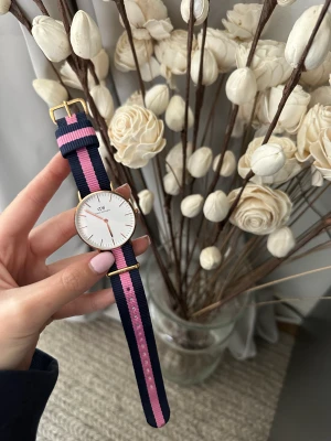 Super fin klocka från Daniel Wellington - Helt oanvänd, endast provad. Säljs pga att jag inte får någon användning av den. Nypris 1399. 
