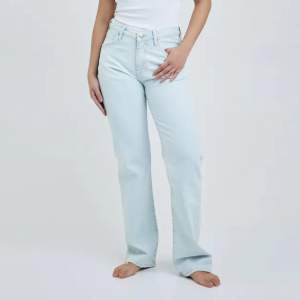 Säljer dessa snygga blåa jeans från bik bok. Ny pris 699 och knappt använda. Strl waist 24 längd 32. Passar mig som är 170 och brukar ha S