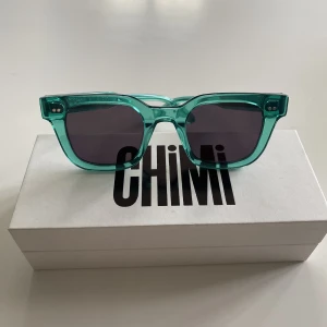 Chimi solglasögon - Hej, säljer nu dessa chimi 04 som är i överlag fint skick. Det ända negativa är att ena pågen är lite sne. (Se bild 3). Men det är inget som märks vid användning. Ingår en chimilåda. Hör av er med frågor och funderingar. 