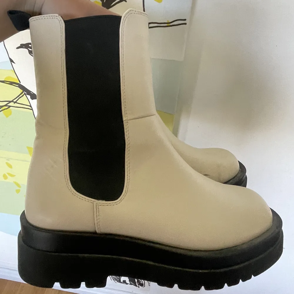 Boots från Ginatricot, supersköna boots i storlek 40. Använda fåtal gånger 😊. Skor.