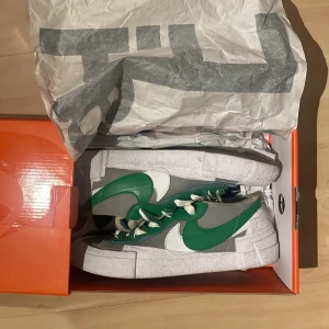 Nike Blazer - Nike Blazer X Sacai i mycket bra skick. Boxen är kvar i mycket bra skick och tillkommer. Vill bara få sålt dom. Storkek 40.5. Nypris 1300, mitt pris 350💵