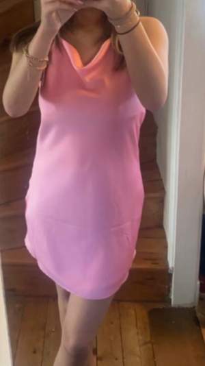 Säljer min super fina satin klänning Den är aldrig använd Den är normal i storleken!