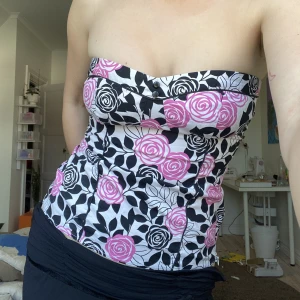 Unik Korsett med rosor - Korsett, något elastisk. Storlek S/M. Rosor på mönstret.