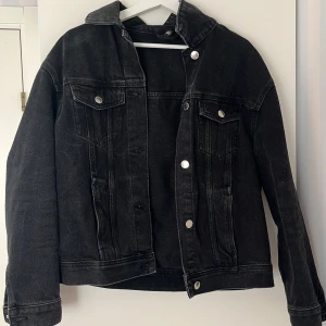 Svart jeansjacka - Svart/ aningen mörkgrå jeansjacka från hm, strl S men aningen oversize i modellen, använd men väldigt bra skick