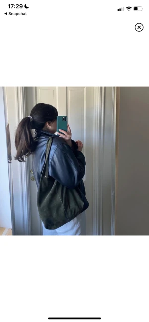 läderjacka - En läderjacka jag köpte från en annan tjej från plick! Den var lite för oversized för mig som är 166💕Väldigt fin och passar allt! Skriv för egna bilder❤️