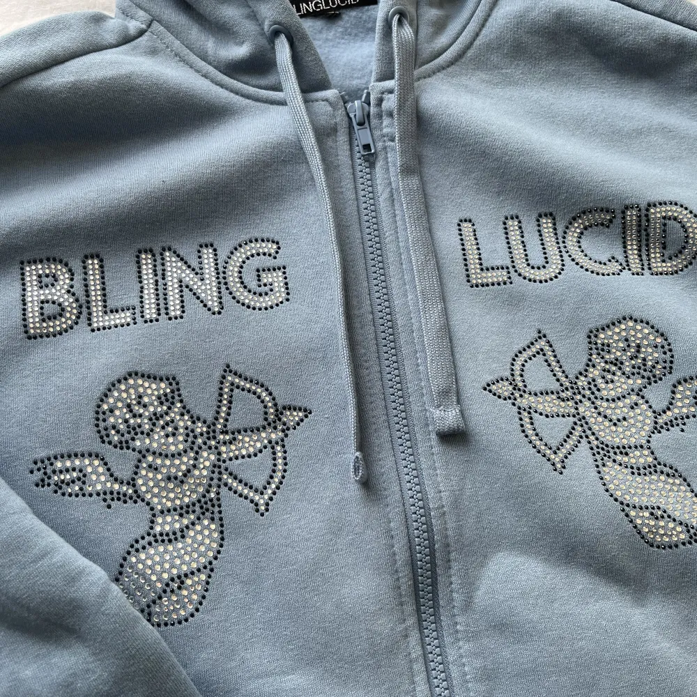 Hjälper min bror att sälja sin zip hoodie från bling lucid. Den är aldrig använd och den köptes för 700, han säljer den då den var för stor för honom. Pris går att diskuteras!!. Tröjor & Koftor.
