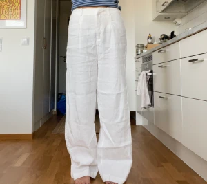 Vita linnebyxor - Vita linnebyxor från Chiquelle i storlek 38. Bra skick. Resåren har snurrat på ett ställe men det går nog att räta ut.