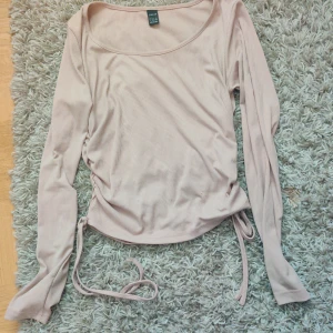 Rosa/beige tröja med knytning på sidorna - En tröja från shein har använt några gånger 