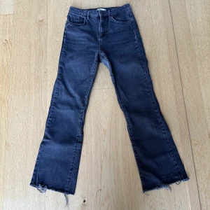 Gina tricot svartgråa jeans - Säljer mina svartgråa jeans från Gina tricot i storlek 36. Säljer billigt för att bli av med lite kläder.  Perfekt i längd för personer från ca 160cm och kortare